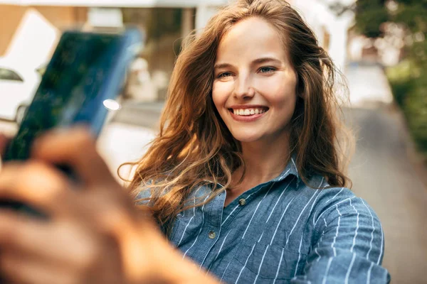 Retrato Mulher Sorridente Camisa Jeans Azul Tirando Selfie Smartphone Livre — Fotografia de Stock