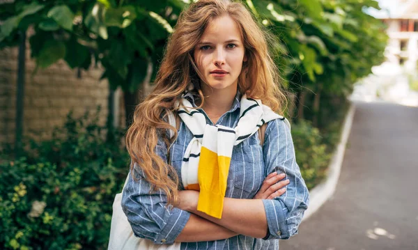 Uma Bela Jovem Mulher Uma Roupa Casual Posando Livre Estudante — Fotografia de Stock