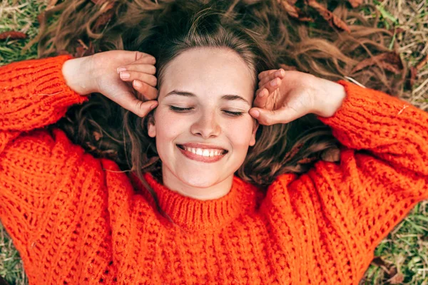 Overhead Retrato Sincero Uma Bela Jovem Mulher Vestindo Uma Camisola — Fotografia de Stock