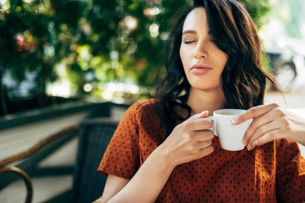 Retrato Sincero Uma Mulher Morena Bebendo Café Pela Manhã Refeitório — Fotografia de Stock