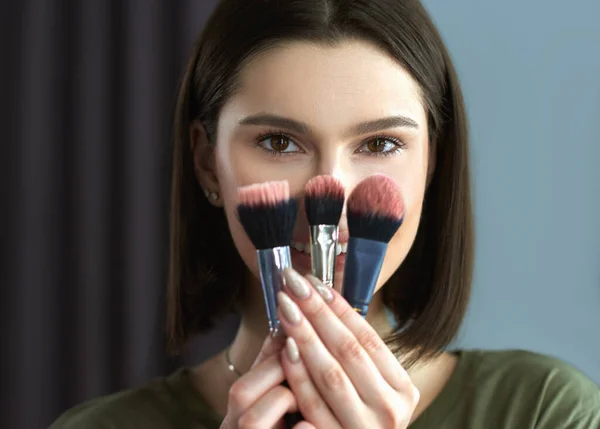 Nahaufnahme Eines Brünetten Mädchens Das Ihre Make Pinsel Zeigt Freimütiges — Stockfoto