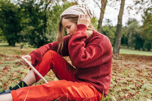 Retrato Franco Una Hermosa Joven Sonriendo Ampliamente Cubriéndose Los Ojos —  Fotos de Stock