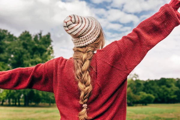 Rear View Gorgeous Young Woman Wide Open Arms Park Nature — Stock Photo, Image