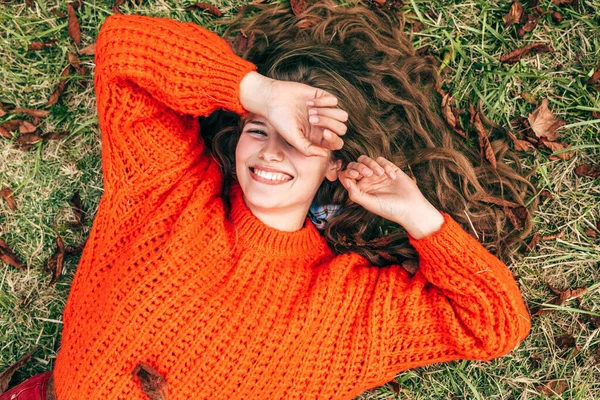 Imagen Aérea Una Joven Alegre Que Lleva Suéter Naranja Punto —  Fotos de Stock