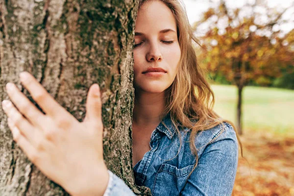 Närbild Porträtt Glad Ung Kvinna Ler Bär Blå Denim Skjorta — Stockfoto