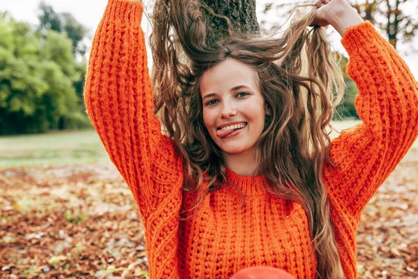 Imagem Espontânea Uma Jovem Mulher Linda Tem Expressão Lúdica Parque — Fotografia de Stock