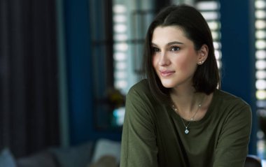 Aynaya bakan neşeli bir kızın yatay görüntüsü.. 