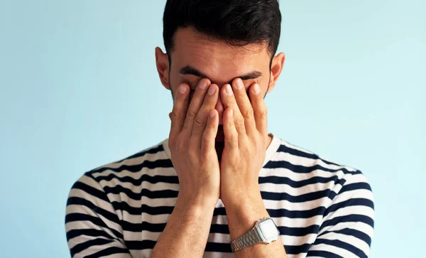 Retrato Joven Trastornado Cubriéndose Los Ojos Con Las Manos Posando —  Fotos de Stock