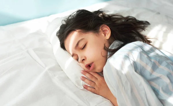 Adorable Niñita Durmiendo Cama Por Mañana Temprano Niño Preescolar Pijama — Foto de Stock