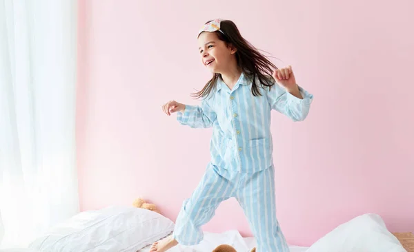 Горизонтальная Полная Длина Игривой Маленькой Девочки Пижамных Танцах Современной Уютной — стоковое фото