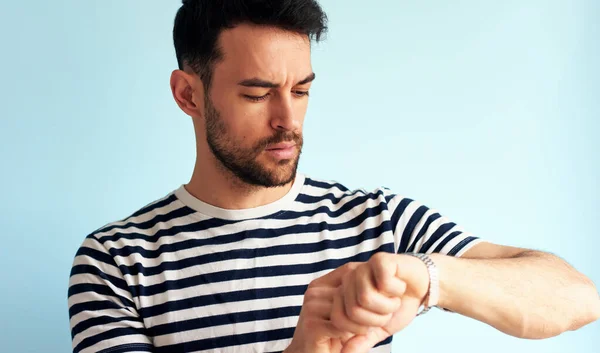 Joven Mirando Reloj Mientras Espera Amigo Posando Para Publicidad Aislado — Foto de Stock