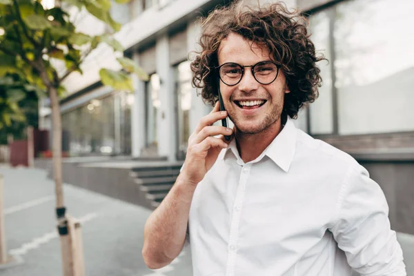 Outdoor Image Young Man Curly Hair Smiling While Talking His — Stock Photo, Image