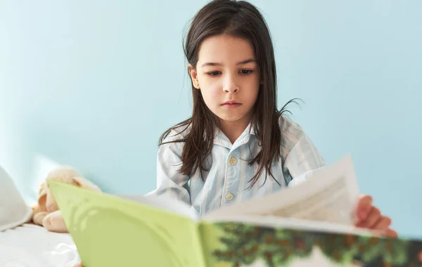 Retrato Sincero Uma Menina Bonita Sentada Cama Lendo Livro Contos — Fotografia de Stock