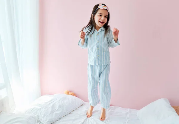 Horizontale Full Length Van Een Vrolijk Klein Meisje Blauwe Pyjama — Stockfoto