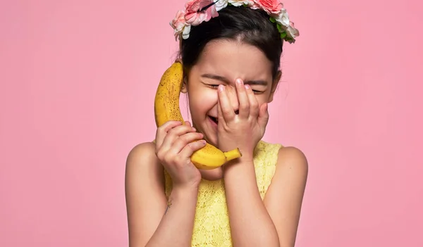 Retrato Estúdio Uma Menina Alegre Segura Uma Banana Como Telefone — Fotografia de Stock