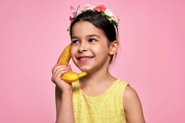 Een Openhartig Portret Van Een Leuk Lachend Meisje Houdt Een — Stockfoto