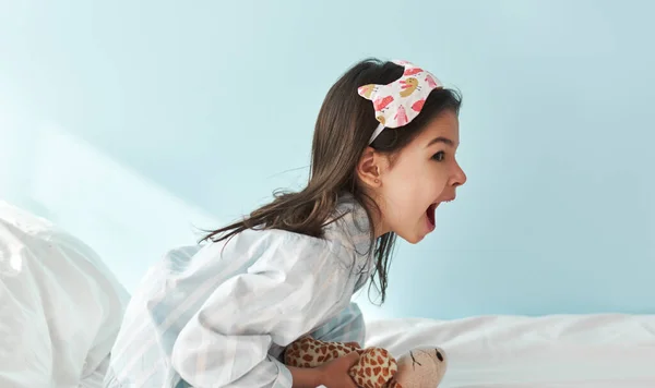 Боковой Вид Счастливой Маленькой Девочки Пижаме Имеет Удивительное Выражение Лица — стоковое фото
