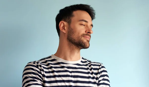 Joven Sonriente Posando Para Publicidad Aislado Sobre Fondo Azul Claro — Foto de Stock