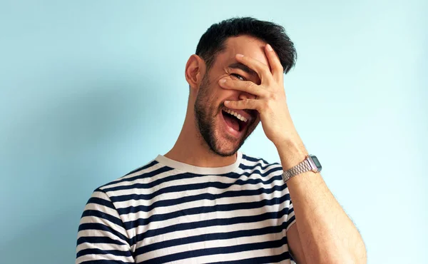 Joven Positivo Riendo Cubre Cara Con Mano Posando Para Publicidad — Foto de Stock