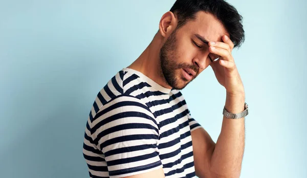 Retrato Joven Infeliz Mantiene Mano Frente Con Los Ojos Cerrados —  Fotos de Stock