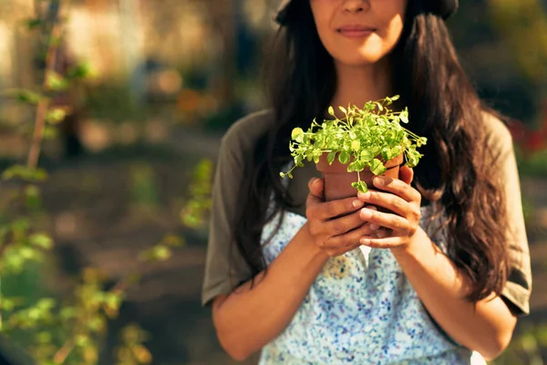 Retrato Recortado Una Hermosa Jardinera Llevando Una Maceta Con Nueva — Foto de Stock