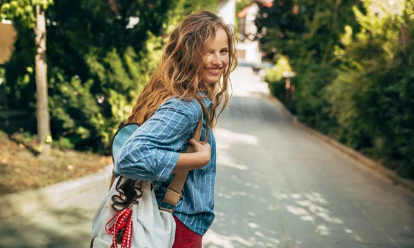 Rearview Beautiful Young Woman Casual Outfit Backpack Posing Outdoors Pretty — Stock Photo, Image