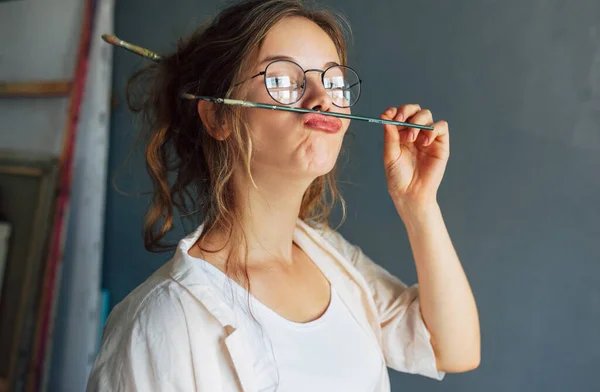 Retrato Uma Bela Artista Feminina Engraçada Óculos Segurando Seus Lábios — Fotografia de Stock