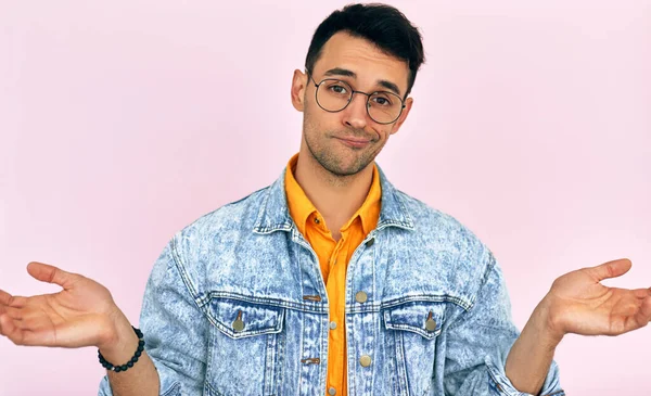 Retrato Franco Joven Dudoso Que Sabe Qué Hacer Posando Sobre — Foto de Stock