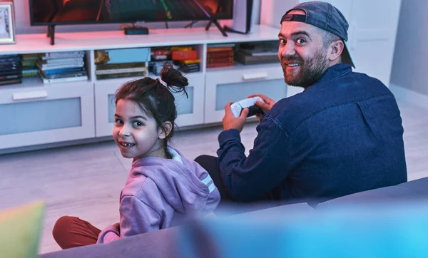 Achteraanzicht Van Een Vader Dochtertje Met Gamepads Die Thuis Videospelletjes — Stockfoto