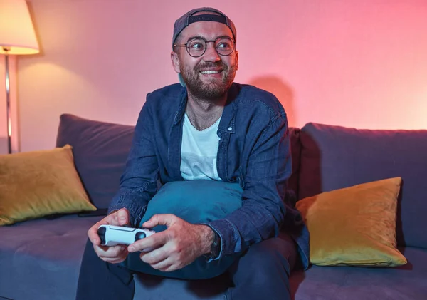 Poistivo Jugador Joven Jugador Adulto Hombre Sosteniendo Controlador Gamepad Jugando —  Fotos de Stock