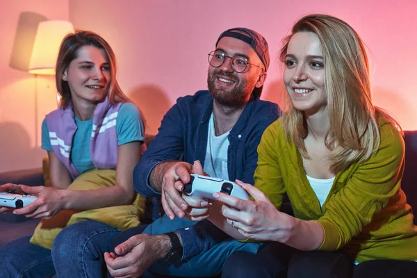 Gelukkige Vrienden Die Thuis Videospelletjes Spelen Plezier Hebben Vrienden Die — Stockfoto