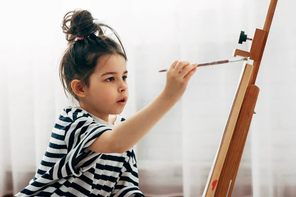 Retrato Una Linda Niña Pinturas Preescolares Con Pincel Papel Sobre — Foto de Stock