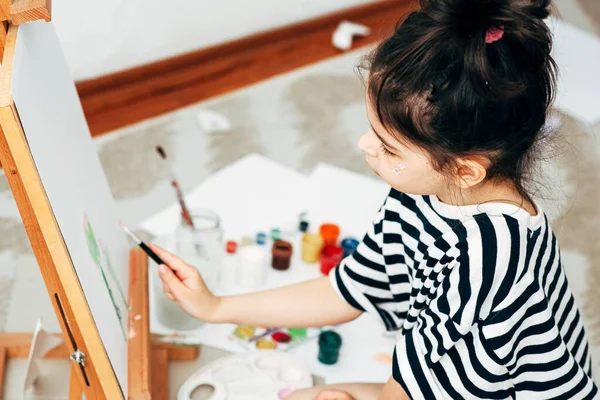 Накладные Изображения Милой Маленькой Девочки Рисующей Бумаге Мольберте Дома Счастливый — стоковое фото