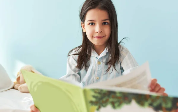 Retrato Uma Menina Bonita Sentada Cama Lendo Livro Contos Fadas — Fotografia de Stock