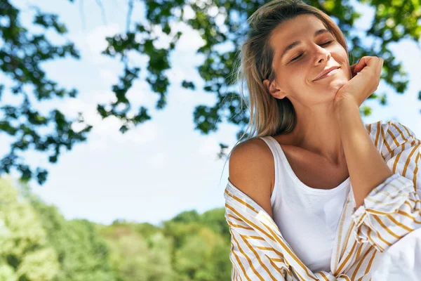 Retrato Horizontal Uma Jovem Mulher Loira Bonita Sorrindo Com Olhos — Fotografia de Stock