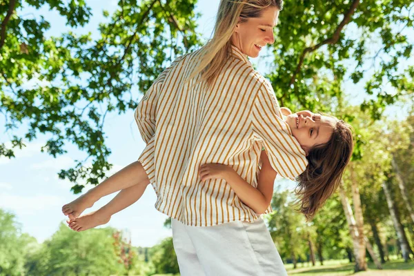 Imagen Horizontal Madre Feliz Niña Alegre Jugando Parque Durante Picnic — Foto de Stock