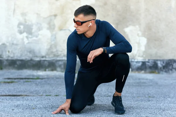 Imagem Horizontal Homem Desportivo Descansando Livre Após Treino Homem Fitness — Fotografia de Stock