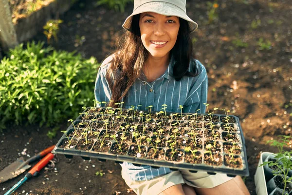 Retrato Jardineiro Feminino Alegre Posando Com Mudas Uma Jovem Mulher — Fotografia de Stock