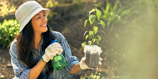 Feliz Jardinero Femenino Sonriendo Durante Agricultura Rociando Plántulas Jardín Una — Foto de Stock