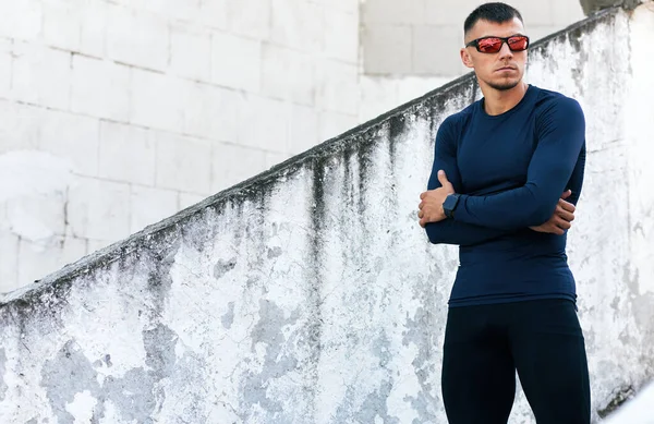 Esportista Sportswear Azul Óculos Sol Olhando Para Longe Rua Cidade — Fotografia de Stock