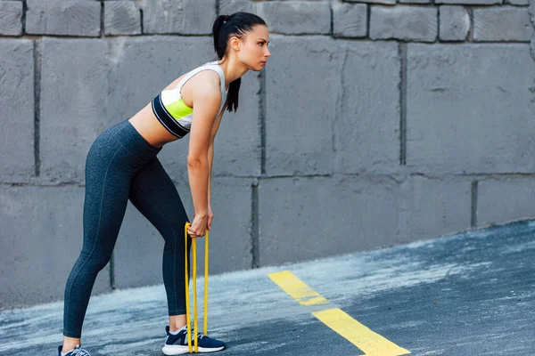 Tiro Horizontal Mujer Forma Haciendo Ejercicio Con Banda Resistencia Día — Foto de Stock