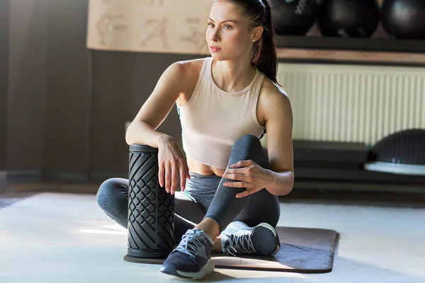 Tiro Horizontal Mujer Joven Relajándose Después Ejercicios Estiramiento Gimnasio Chica — Foto de Stock