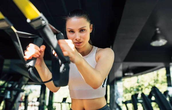 Jonge Vrouw Sportkleding Training Met Fitness Trx Bandjes Sportschool Atleet — Stockfoto