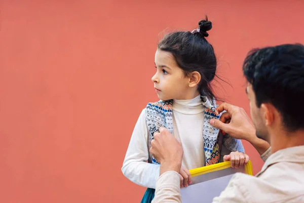Egy Szerető Apa Találkozik Kislányával Iskola Után Apa Élvezi Időt — Stock Fotó