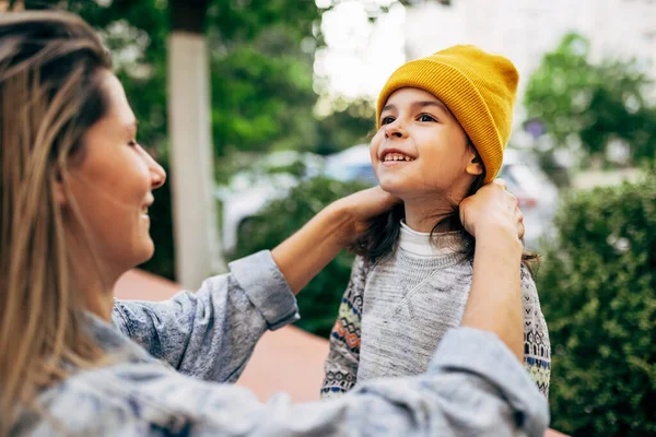 Glimlachende Moeder Regelt Het Haar Voor Haar Kind Tijdens Het — Stockfoto