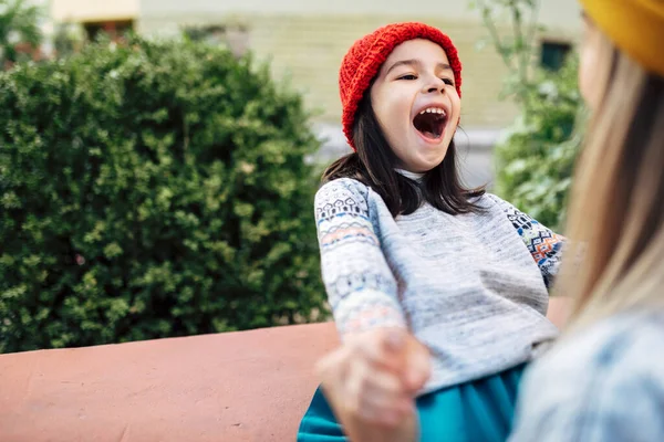 Una Niña Feliz Con Sombrero Punto Rojo Jugando Con Madre — Foto de Stock