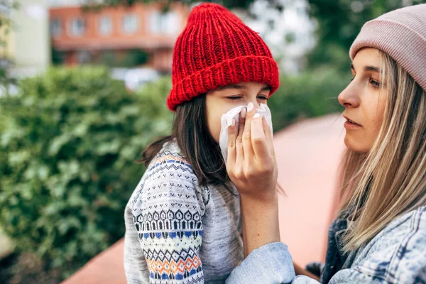 母亲的形象可以帮助女儿打喷嚏 把鼻涕喷到组织中 — 图库照片