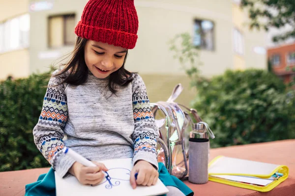 Imagen Horizontal Una Niña Alegre Con Sombrero Rojo Dibujando Sobre — Foto de Stock