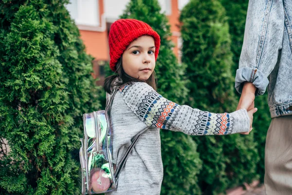 Vue Arrière Horizontale Joli Gosse Chapeau Rouge Allant École Avec — Photo