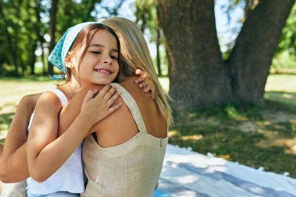 Imagen Aire Libre Una Madre Cariñosa Abrazando Tiernamente Pequeña Hija — Foto de Stock